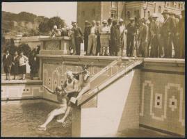 1931 Budapest, Gellért-fürdő csúszdája filmfelvétel közben, fotó, 17×23 cm
