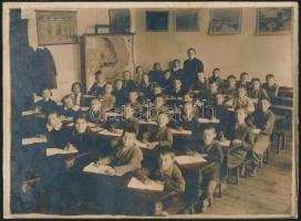 cca 1930 Iskolai osztályterem Románia térképpel, kartonra ragasztott fotó, 17×23 cm