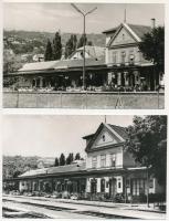 Balatonalmádi - 2 db MODERN városképes lap: vasútállomás (Képzőművészeti Alap Kiadóvállalat) / 2 MODERN town-view postcards: railway station