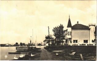 1927 Siófok, Kikötő részlet, munkás a Grand Hotel Fogas kocsijával