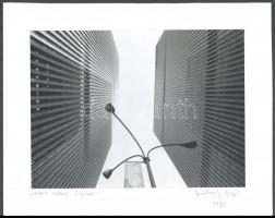 1983 Jankovszky György (1946-): New York World Trade Center, feliratozva, aláírt, pecséttel jelzett, kartonra kasírozva, 18×24 cm