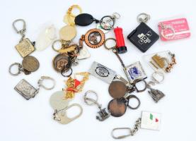 23 db kulcstartó, közte mérőszalagos