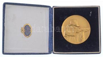 1931. Céllövő aranyozott fém díjérem, "Huguenin" gyártói jelzéssel, hátoldalán gravírozva,...