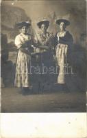 1911 Berchtesgaden, Ladies in traditional costumes, I. B. Rottmayer photo (EB)