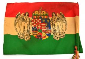 Nemzeti színű zászló angyalos címerrel, foltos, fa rúdon, 28×39 cm