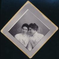cca 1900 Két hölgy műteremben, keményhátú fotó Hajdú Sándor marosvásárhelyi műterméből, 6,5×6,5 cm