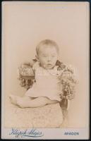 cca 1900 Kisgyerek műtermi portréja, keményhátú fotó Klapok Lajos aradi műterméből, 10,5×6,5 cm