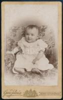 cca 1900 Kisgyermek műtermi portréja, keményhátú fotó Gere István sepsiszentgyörgyi műterméből, 10,5×6,5 cm
