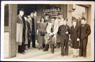 Cukrászda előtt készült fotólap