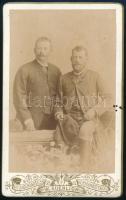 cca 1890 Két férfi portréja, keményhátú fotó Auerlich Vilmos nagyszebeni műterméből, 10×6 cm