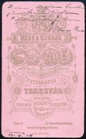 cca 1885 Kisfiú műtermi portréja, keményhátú fotó Hess és Kossak temesvári műterméből, 10×6 cm