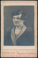 cca 1925 Női portré, keményhátú fotó Zenker nagyváradi műterméből, 10×6 cm