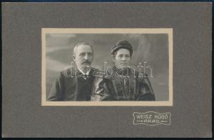 1908 Arad, házaspár műtermi portréja, kartonra kasírozott fotó Weisz Hugó műterméből, 5×10 cm