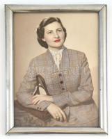 cca 1930 Női portré, festett fotó, üvegezett fém képkerettel, a képkeret hátsó tartója leszakadt, 23x17 cm