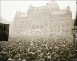 1919 Budapest, 4 db eredeti fotónegatív a Parlament előtt tartott Vörös Május elsejei ünnepélyről, tollal feliratozva, 6×8 cm