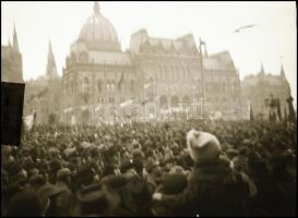 1919 Budapest, 4 db eredeti fotónegatív a Parlament előtt tartott Vörös Május elsejei ünnepélyről, t...