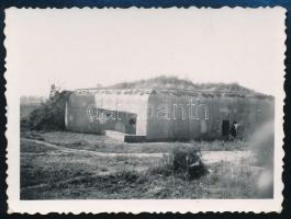 1940 Az erdélyi Károly-vonalbeli erőd Ösipuszta környékén, hátoldalon feliratozott, pecsételt fotó, 6×8 cm