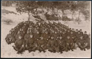 cca 1938 Fegyelmezett katonai egység a hóban ülve, fotólap, 8,5×13 cm