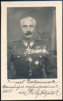 1943 Vitéz Pisky Zoltán (1893-1945) ezredes, hadosztályparancsnok, a Vitézi Rend tagjának fotója kitüntetéseivel, Haida Kornél ezredesnek saját kézzel dedikálva és aláírva, 13,5×8,5 cm