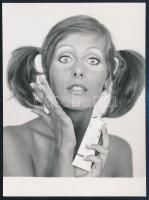cca 1975 Pataki Ági modellpályája elején Fabulon krémet reklámozva, eredeti munkafotó, 11,5×8,5 cm