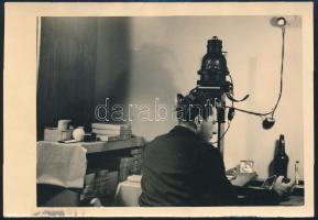 cca 1944 Amatőr fényképész nagyítás közben, fotó, 9×13 cm