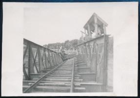 1938 A megrongálódott Környe-oroszlányi vasúti híd, fotó, hátoldalon feliratozva, 5,5×8 cm