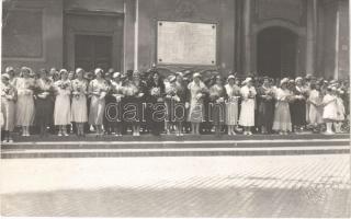 1933 Kecskemét, hölgyek csoportképe emléktábla előtt. Fanto Lipót photo (EK)