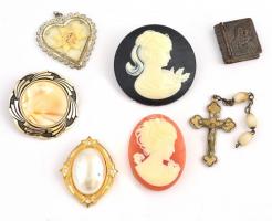 Kis bizsu tétel, 7 db (kámeás brossok, medál, stb.)