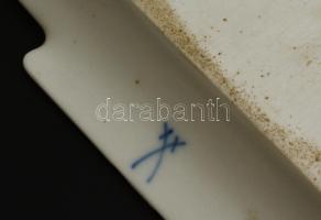 XIX. sz, Meisseni porcelán tál. Máz alatti kék festéssel. Jelzett, hibátlan. 30x15 cm