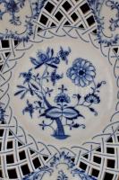 Meisseni áttört kínáló. Máz alatti kék festéssel. Jelzett, hibátlan d: 27 cm