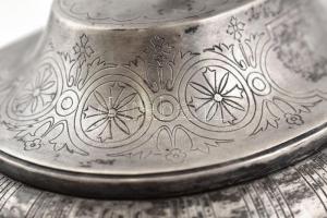 Ezüst (Ag) cukordoboz dianás jelzéssel, PE mesterjeggyel. Gazdagon díszített, kulccsal, belül aranyo...