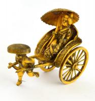 Műanyag riksa, figurákkal, jó állapotban, 8x10 cm