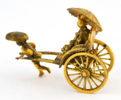 Műanyag riksa, figurákkal, jó állapotban, 8x10 cm