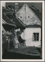 cca 1950 Sopronbánfalva, falusi ház, hátoldalon feliratozott fotó, 18×13 cm