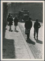 cca 1950 Utcai forgalom teherautóval, jelzetlen fotóművészeti alkotás, 18×13 cm
