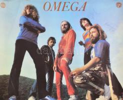 cca 1960-1970 Omega együttes plakátja, 2 tag által dedikálva, gyűrődésekkel, apróbb szakadásokkal, 48x59 cm