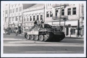 Tank halad egy utcán, modern előhívás, 10×15 cm