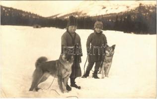 1928 Lappbarn. Jämtland / Sami (Laplander) folklore, children with dogs in winter (EK)