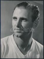 Hidegkuti Nándor (1922-2002) labdarúgó, Járai Rudolf (1913-1993) fotóművész fotója, 12×9 cm