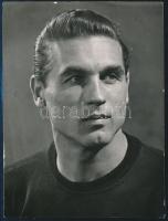 Grosics Gyula (1926-2014) labdarúgó, Járai Rudolf (1913-1993) fotóművész fotója, 12×9 cm