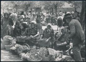 cca 1960 Asszonyok a piacon, fotó, 13×18 cm