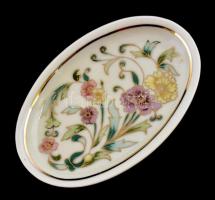 Zsolnay virágmintás porcelán kistálka, kézzel festett, jelzett, apró kopásokkal, 11,5×7 cm