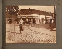 cca 1920 Gyula, a várost bemutató fotóalbum 11 db városképpel + 1 db kutyát ábrázoló fotóval, album sarkai sérültek, de a fotók épek, 9×11,5 cm