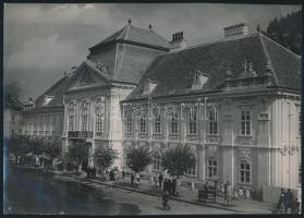 cca 1940-1950 Székesfehérvár, püspöki palota, fotó, 16,5×24 cm