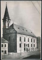 cca 1940-1950 Székesfehérvár, Ferences templom utcarészlet, utólagos előhívás, 23,5×16,5 cm