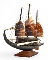 Szaruból készült vitorlás hajó figura. 17 cm