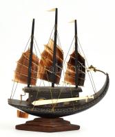 Szaruból készült vitorlás hajó figura. 17 cm
