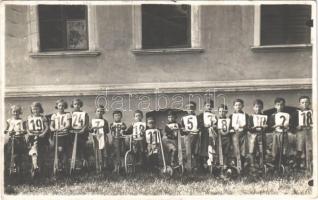 1931 Munkács, Mukacheve, Mukacevo; gyerek rollerverseny résztvevői, bicikli / children scooter race, bicycle. photo