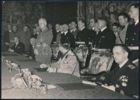 1940 Magyarország aláírja a Háromhatalmi egyezményt, hátoldalon feliratozott fotó, 13×18 cm
