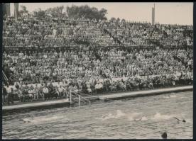 cca 1940 Úszóverseny, Magyarország Németország ellen, hátoldalon feliratozott sajtófotó, 13×18 cm